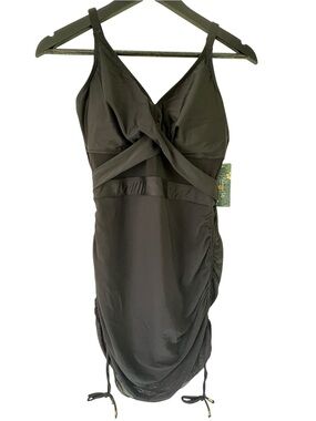 Blooming Jelly Twist-Front Ruched Swimsuit. One piece . Black. Size L.
